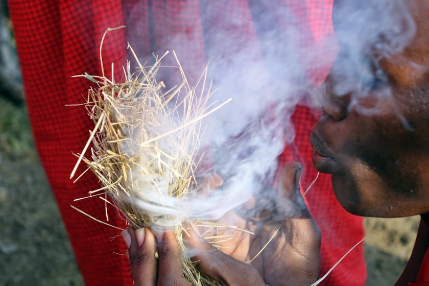 fuego en poblado masai